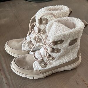 Cozy Sorel Boots in White and Tan